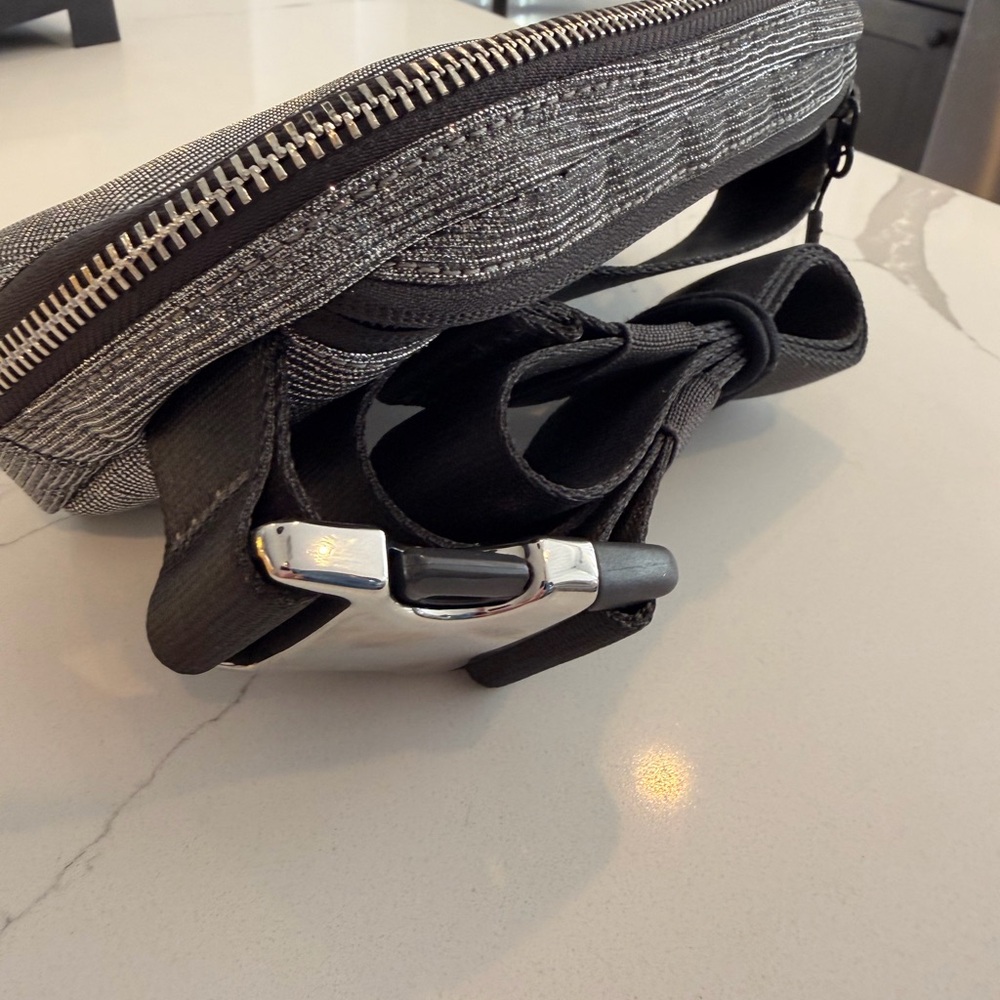 Lululemon Everywhere Belt Bag 1L silver Glitter - Picture 8 of 12